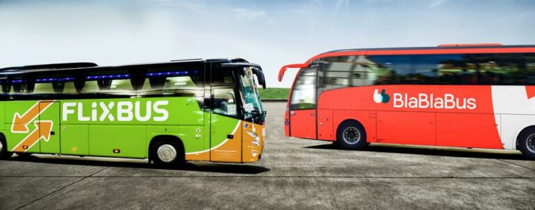 Deux bus longue distance stationnés, l’un aux couleurs vertes de FlixBus et l’autre rouges de BlaBlaCar Bus, illustrant le choix entre les deux compagnies de transport low-cost