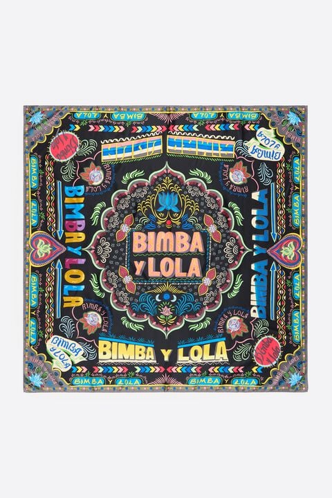 Foulard Bimba y Lola aux motifs artistiques et aux couleurs vives, accessoire polyvalent parfait pour rehausser une tenue, caractéristique des collections audacieuses et élégantes de la marque.