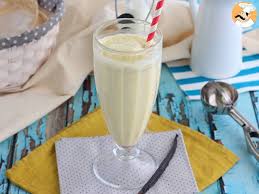 Milkshake vanille glacé préparé dans le Ninja Slushi, réalisé avec lait entier, crème épaisse, sucre et extrait de vanille, texture crémeuse et rafraîchissante, servi dans un verre haut avec chantilly en topping, recette rapide idéale pour les goûters d’été, boisson glacée maison classique facile à préparer sans blender ni sorbetière