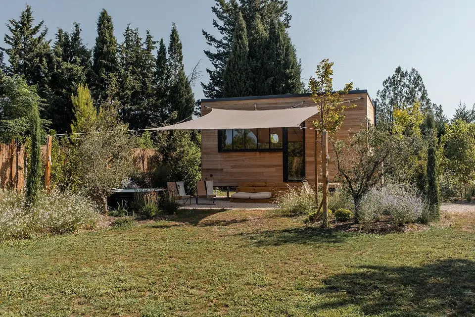 Séjour éco-responsable réservé via Greengo dans une tiny house en Provence, avec retour d’expérience sur l’accueil, la qualité du logement et l’ambiance nature.