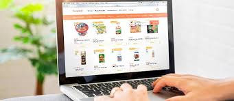 Colis de courses bio en ligne contenant des produits secs et vrac, montrant les économies possibles en achetant chez un magasin bio en ligne pas cher comme Greenweez ou Koro