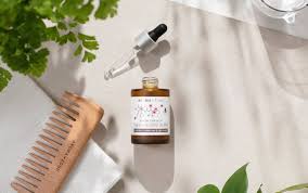 Conseils pour appliquer correctement le sérum cheveux anti-chute Aroma-Zone : routine quotidienne, dosage, massage du cuir chevelu, et astuces pour maximiser les résultats. Produit sans rinçage, facile à intégrer même sur cheveux non lavés, idéal pour une utilisation le soir. Sérum recommandé pour une utilisation régulière sur les tempes, les zones clairsemées ou les racines fragilisées.