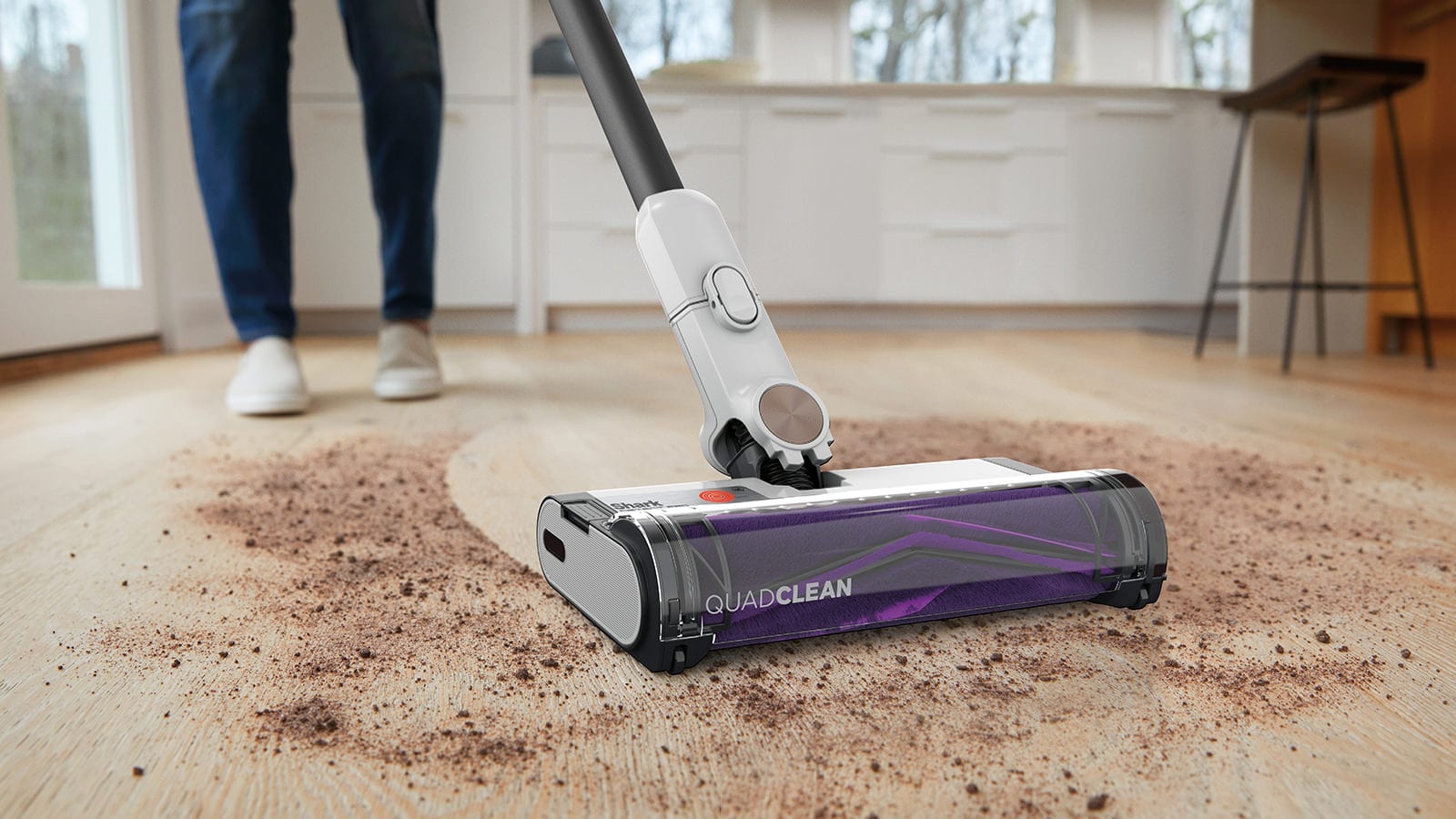 Vue d'ensemble de plusieurs aspirateurs Shark, dont les modèles PowerDetect, PowerPro, HydroVac et robot NeverTouch, illustrant un comparatif d'appareils de la marque Shark Clean pour un usage domestique régulier avec ou sans animaux, sur sols durs, tapis ou parquet, et orienté vers les utilisateurs à la recherche d'avis fiables sur les performances, l'autonomie, la maniabilité et le rapport qualité-prix des aspirateurs Shark.
