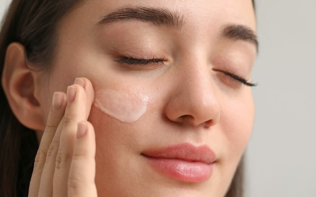 Résultats visibles après plusieurs semaines d’utilisation de la crème à tout faire d’Aroma-Zone : peau apaisée, hydratée, plus souple, moins de tiraillements, produit adapté à toute la famille au quotidien.