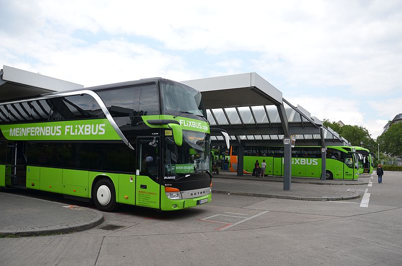 Avis Flixbus France : retour global sur l’expérience utilisateur – Cette image conclut un article d’avis complet sur Flixbus, mettant en avant les points forts comme les tarifs abordables, le réseau de bus étendu en France et en Europe, et les services pratiques à bord. Elle résume aussi les petits bémols (confort variable sur les longs trajets, Wi-Fi instable), et les profils de voyageurs pour lesquels Flixbus est recommandé : étudiants, voyageurs à budget limité, adeptes de mobilité douce.