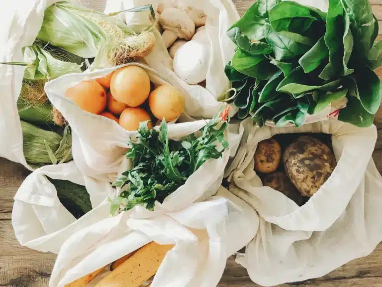 Première commande sur le site Greenweez, présentation d’un panier de produits bio et écologiques variés (alimentaire, entretien, soins), illustration du début d’une expérience client sur le site Greenweez France, avis personnel avant achat