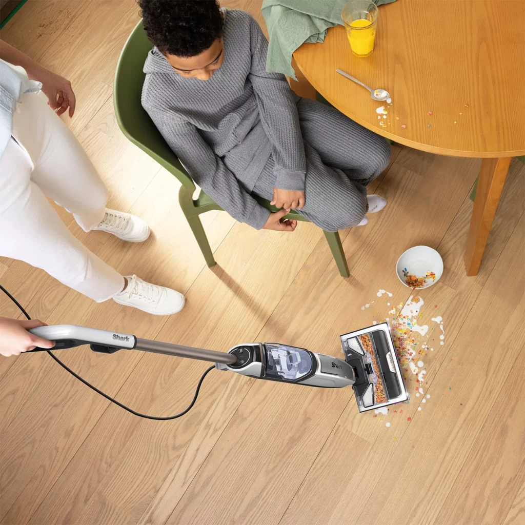 Balai vapeur Shark SteamPickUp SD200EU nettoyant un sol carrelé, illustrant son format compact, sa légèreté, et sa capacité à désinfecter efficacement sans produit chimique, parfait pour un nettoyage écologique et rapide des sols durs au quotidien.