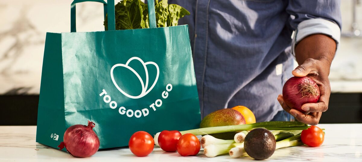 Application Too Good To Go installée sur smartphone, illustration du début d’expérience utilisateur, réduction du gaspillage alimentaire, choix de paniers bio et invendus à prix réduit
