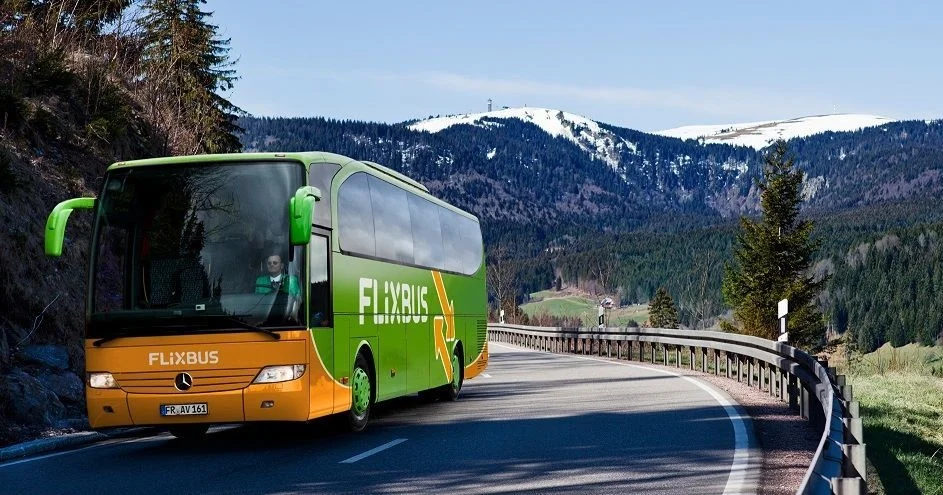 Conseils pour bien voyager avec Flixbus – Photo d’un passager préparant son trajet avec Flixbus, utilisant l’application mobile pour suivre l’itinéraire, et surveillant ses bagages étiquetés. L’image illustre des astuces simples comme arriver en avance à la gare routière, utiliser l’appli pour suivre le trajet en temps réel, et protéger ses effets personnels pendant le transport.