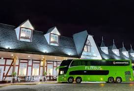Avis Flixbus nuit – Ce visuel représente l’expérience d’un trajet de nuit en bus Flixbus, avec une ambiance tamisée, des sièges inclinables et les accessoires recommandés pour mieux dormir (coussin, masque, bouchons d’oreilles). Le texte associé évoque mon retour honnête sur le confort des bus de nuit Flixbus, leur ponctualité, les pauses durant le trajet, et la conduite des chauffeurs. Ce contenu répond aux recherches liées à “avis Flixbus nuit” ou “bus de nuit Flixbus”, très demandées par les voyageurs qui hésitent à tenter un long trajet nocturne entre deux grandes villes françaises ou européennes avec Flixbus.