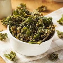 Chips de chou kale faites maison au Ninja Combi, croustillantes et dorées, assaisonnées avec une touche d’huile de noisette et de sel, servies en apéritif sain à la place des biscuits salés classiques, recette rapide en mode Air Fry, alternative végétale originale et croquante présentée dans un petit bol rustique en céramique