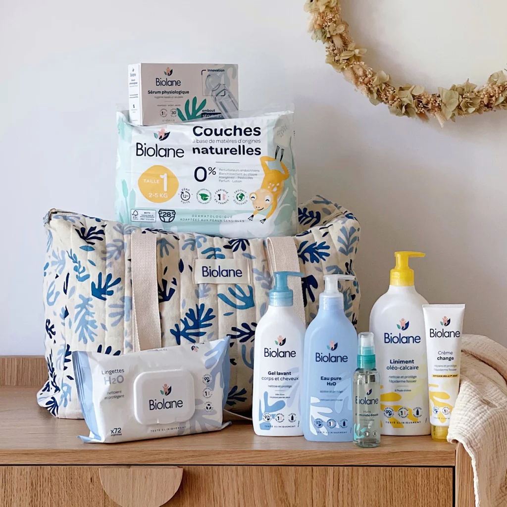 Kits et packs Biolane : coffrets pratiques pour les premiers soins de bébé, contenant gel lavant, eau nettoyante, crème hydratante, parfaits pour offrir ou pour équiper une trousse de toilette. Produits doux, naturels, fabriqués en France. Très bon rapport qualité-prix, formats adaptés au voyage et à la maternité.
