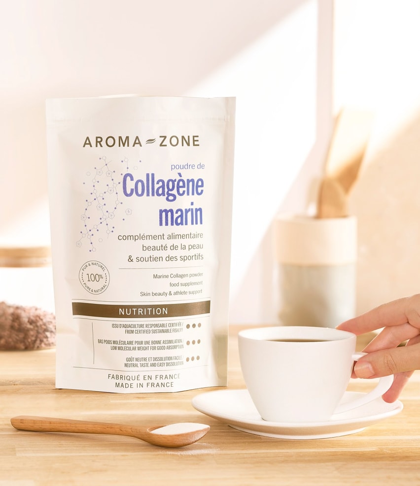 Cuillère de collagène marin Aroma-Zone incorporée dans un yaourt végétal, pour illustrer la facilité d’utilisation quotidienne du complément sous forme de poudre fine sans goût marqué, parfaitement adaptée aux routines bien-être naturelles.