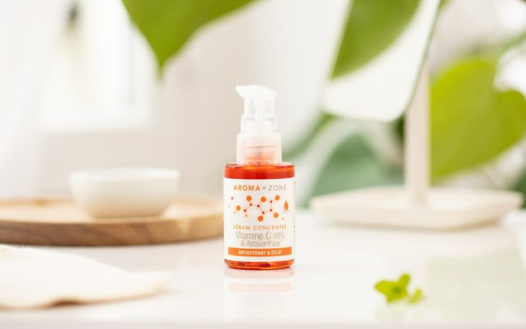 Focus sur la formule du sérum Vitamine C d’Aroma-Zone avec ses deux actifs phares : la vitamine C stabilisée à 10 % et l’astaxanthine, puissant antioxydant naturel, pour une action anti-fatigue et éclat.