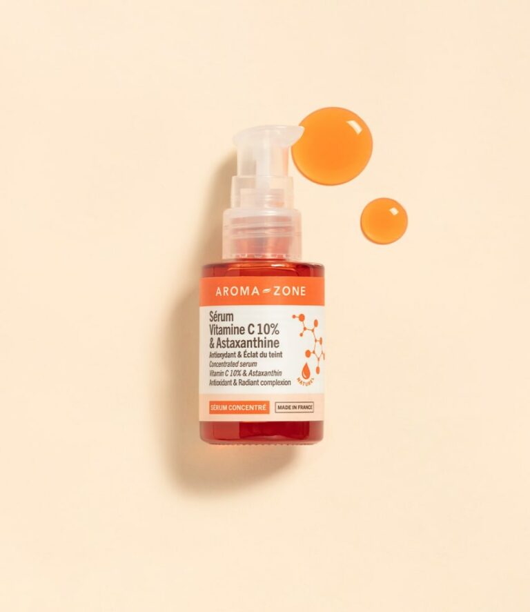 Flacon du sérum concentré Vitamine C 10 % & Astaxanthine d’Aroma-Zone, soin visage naturel et sans parfum, destiné à réveiller l’éclat du teint, lisser la peau et la protéger des agressions extérieures.