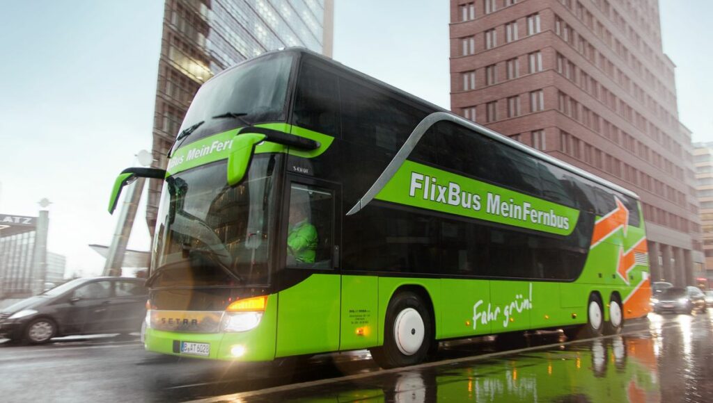 Avis Flixbus France et Europe – Mon retour d’expérience après plusieurs trajets avec Flixbus dans les grandes villes françaises comme Paris, Lyon, Marseille, Strasbourg ou Bordeaux, mais aussi vers des destinations européennes comme Berlin, Lisbonne ou Amsterdam. Je partage ici mon avis Flixbus régulier, avec un regard honnête sur la qualité des trajets, les horaires, le rapport qualité-prix, et les différences par rapport à d'autres moyens de transport comme Ouigo, TGV ou BlaBlaCar. Ce visuel illustre le contexte d’un voyageur ou d’une voyageuse en transit avec Flixbus, à travers la France et l’Europe, et s’inscrit dans une démarche informative et utile pour toutes celles et ceux qui cherchent un avis Flixbus concret, actuel et sans langue de bois.