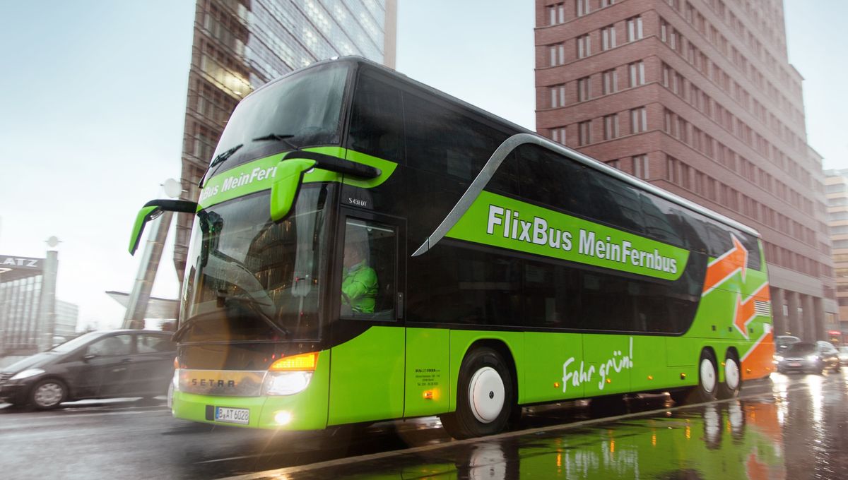Avis Flixbus France et Europe – Mon retour d’expérience après plusieurs trajets avec Flixbus dans les grandes villes françaises comme Paris, Lyon, Marseille, Strasbourg ou Bordeaux, mais aussi vers des destinations européennes comme Berlin, Lisbonne ou Amsterdam. Je partage ici mon avis Flixbus régulier, avec un regard honnête sur la qualité des trajets, les horaires, le rapport qualité-prix, et les différences par rapport à d'autres moyens de transport comme Ouigo, TGV ou BlaBlaCar. Ce visuel illustre le contexte d’un voyageur ou d’une voyageuse en transit avec Flixbus, à travers la France et l’Europe, et s’inscrit dans une démarche informative et utile pour toutes celles et ceux qui cherchent un avis Flixbus concret, actuel et sans langue de bois.