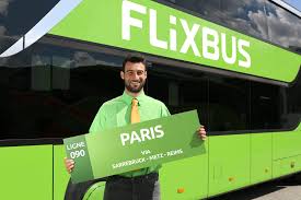Flixbus avis chauffeur et service client – Témoignage visuel sur les interactions avec les chauffeurs Flixbus, leur professionnalisme à l’embarquement, la gestion des billets, l’accueil à bord, et la sécurité pendant le voyage. Cette image accompagne un avis Flixbus clair sur la qualité du service client, en France comme en Europe, en cas de problème, retard ou demande de remboursement. Elle inclut aussi les mots-clés Flixbus avis Google, Flixbus France, et flexbus, dans le cadre d’un comparatif honnête entre compagnies de bus interurbains.