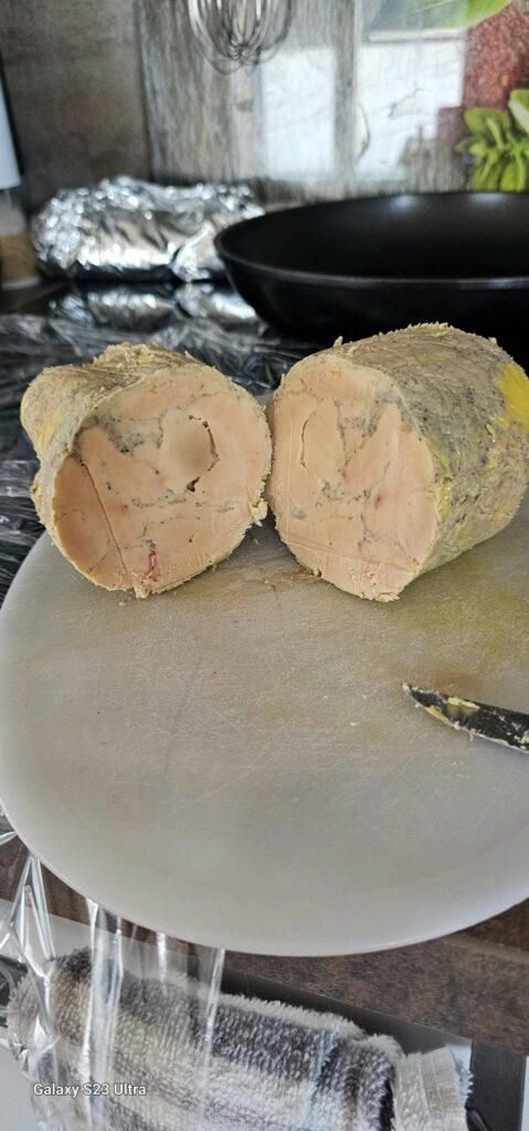 Foie gras maison cuit à la vapeur dans le Ninja Combi, roulé et ficelé dans du film alimentaire et aluminium, texture fondante obtenue en 12 minutes de cuisson en mode vapeur, présenté tranché après 48 h de repos au frais, recette festive, rapide et sans perte de gras, assaisonnée avec épices et alcool doux, méthode pratique et accessible pour réussir un foie gras maison