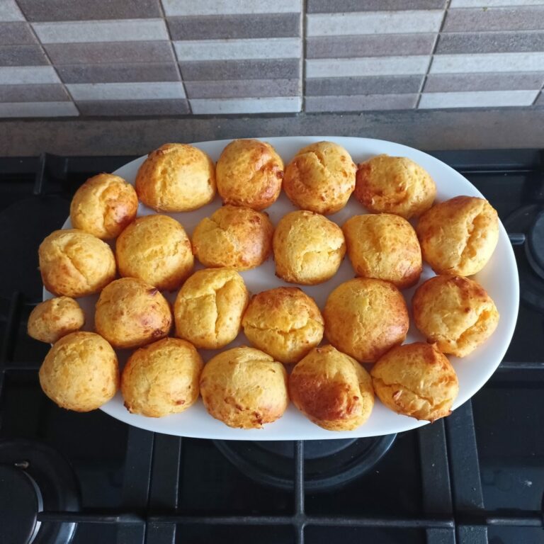 image d’ensemble présentant cinq plats maison réalisés avec le Ninja Combi : gougères à la mimolette, œufs cocotte aux asperges, pain de seigle en cocotte, foie gras vapeur, chips de chou kale, recettes variées sucrées et salées, cuisson en mode air fry, bake et steam, présentation appétissante et colorée sur une table conviviale, illustrant un article de blog culinaire dédié à la cuisine facile et créative avec un appareil multifonction