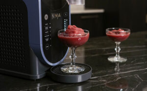 Montage de 4 boissons glacées préparées avec le Ninja Slushi : milkshake Nocciolata, granité citron façon margarita, piña colada givrée et milkshake vanille, présentées dans des verres variés avec pailles colorées et toppings, textures fondantes ou crémeuses, recettes simples et rapides à faire à la maison pour l’été ou les apéros glacés