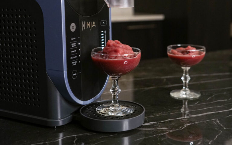 Montage de 4 boissons glacées préparées avec le Ninja Slushi : milkshake Nocciolata, granité citron façon margarita, piña colada givrée et milkshake vanille, présentées dans des verres variés avec pailles colorées et toppings, textures fondantes ou crémeuses, recettes simples et rapides à faire à la maison pour l’été ou les apéros glacés