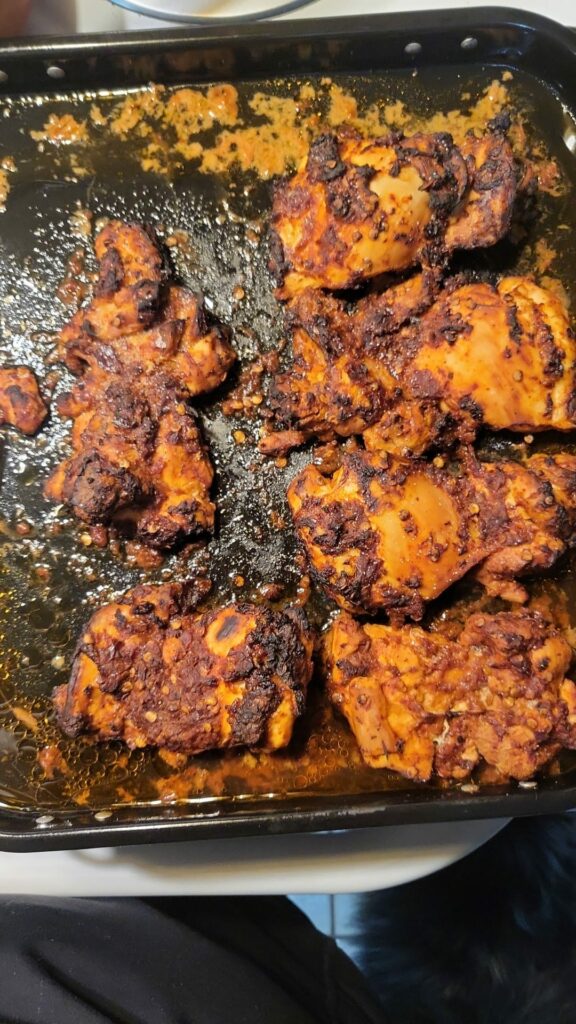 urrito bowl maison façon Chipotle avec riz à la coriandre et au citron vert, poulet mariné au chipotle en sauce adobo, maïs, haricots noirs, guacamole et salsa, recette Ninja Combi savoureuse et facile pour un repas complet inspiré de la cuisine mexicaine.