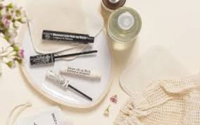 Geste d’application du sérum cils Aroma-Zone à l’aide du pinceau eyeliner fourni, démonstration de la précision de l’embout sur la base des cils supérieurs, dans le cadre d’un usage quotidien le soir.