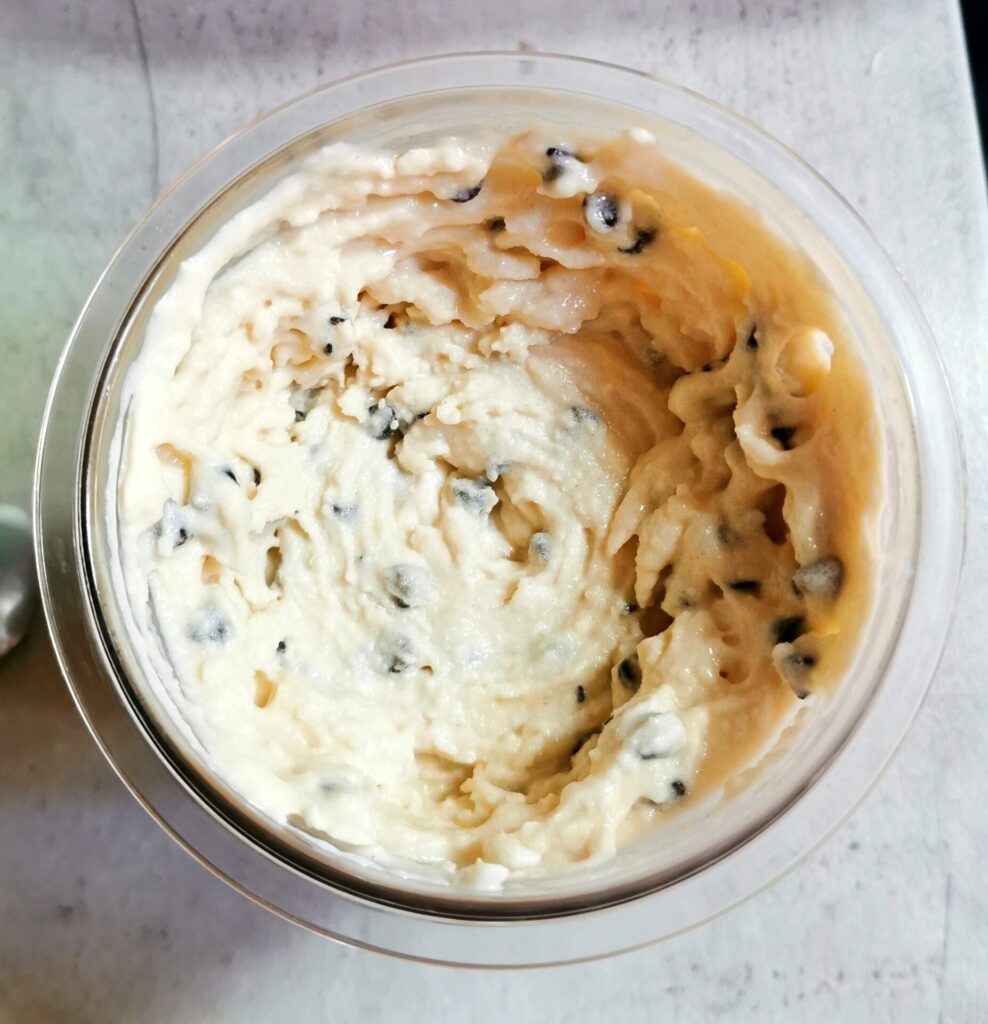 Coupe de glace maison façon McFlurry réalisée au Ninja Creami, texture ultra crémeuse grâce au lait concentré sucré, décorée de pépites de chocolat noir fondantes, dessert maison simple, gourmand et inspiré du célèbre fast-food, présenté dans un bol en verre avec cuillère à dessert, recette idéale pour un goûter régressif ou une glace minute à partager