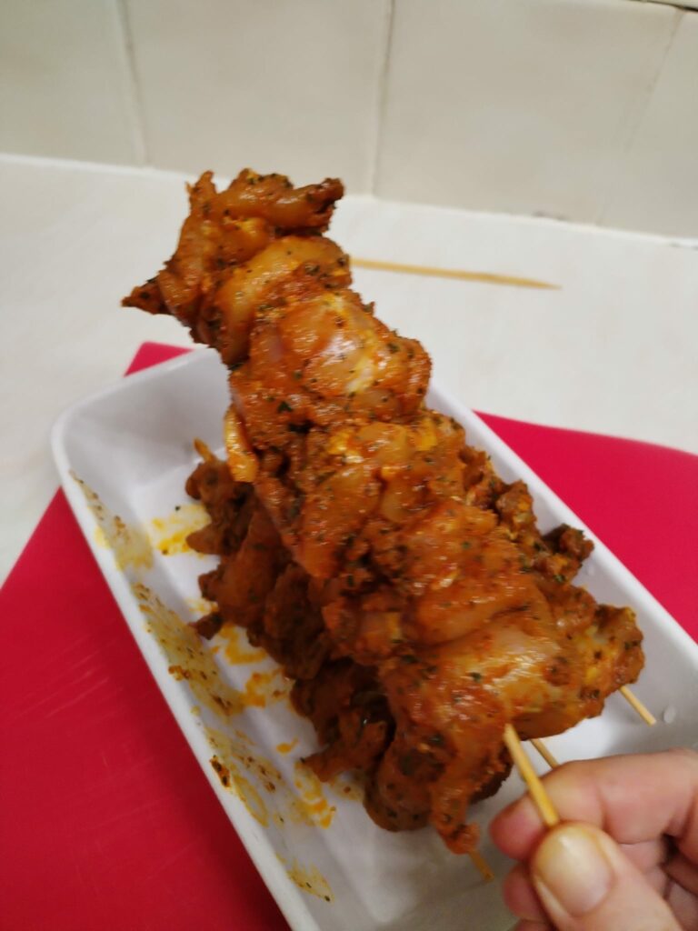 Pitas garnis de poulet mariné aux épices et grillé dans le Ninja Combi, recette Ninja Combi simple avec marinade au paprika, curcuma et ail, accompagnée d’une sauce maison au citron et chili, repas rapide et gourmand façon street food.