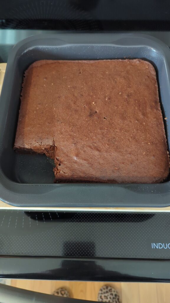 Brownies moelleux et fondants cuits dans le Ninja Combi, recette Ninja Combi plus saine avec compote de pommes, sirop de chocolat, farine d’amande et cacao, dessert léger et chocolaté pour les gourmands qui veulent une alternative allégée.