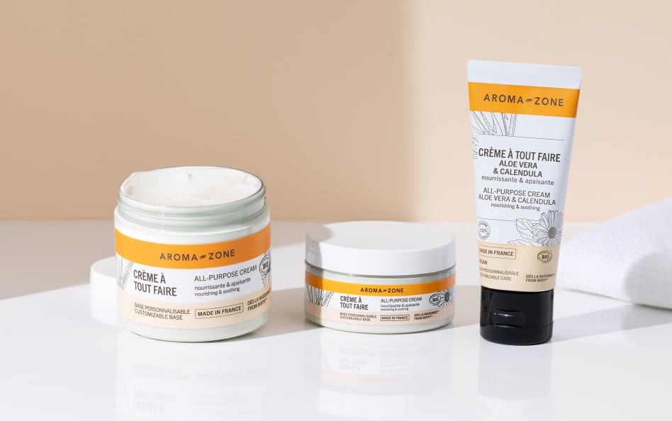 Texture fluide et non grasse de la crème à tout faire Aroma-Zone, facilement absorbée par la peau, laissant un fini doux et confortable, parfaite pour une routine hydratante minimaliste et multi-usage.