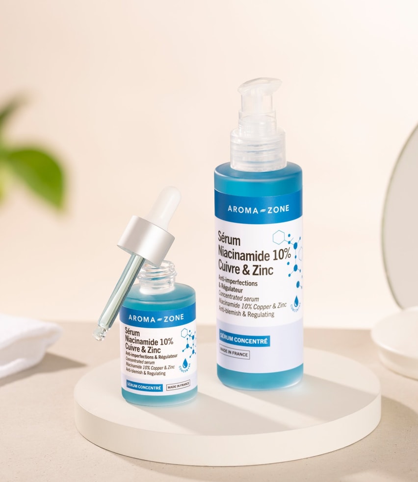 Texture fluide du sérum niacinamide 10 % avec zinc et cuivre d’Aroma-Zone, parfait pour resserrer les pores, réguler le sébum et apaiser les peaux mixtes.
