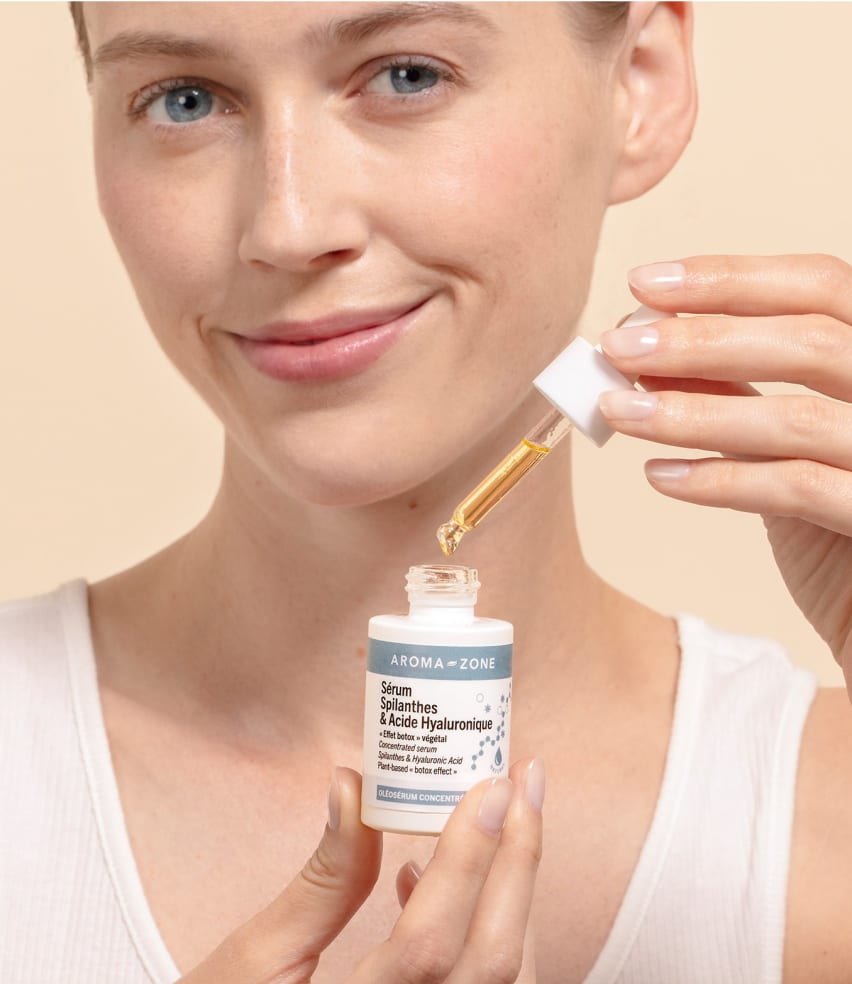 Texture fluide, légère et non collante du sérum Spilanthes & Acide hyaluronique Aroma-Zone, rapidement absorbée par la peau, idéale pour une routine du matin ou du soir.