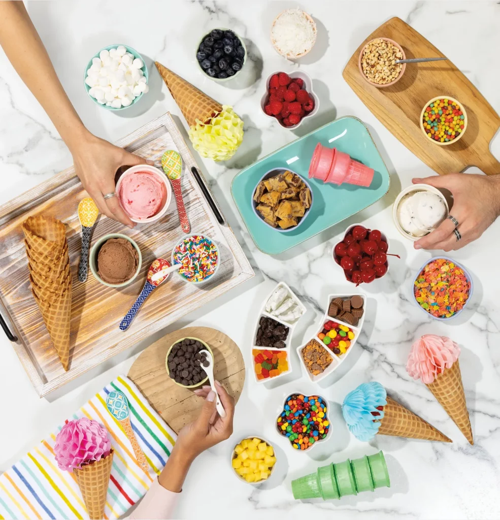 Utilisation quotidienne du Ninja Swirl pour préparer des glaces maison, yaourts glacés et milkshakes – insertion du pot, choix des programmes, poignée de distribution pour servir les glaces à l’italienne.