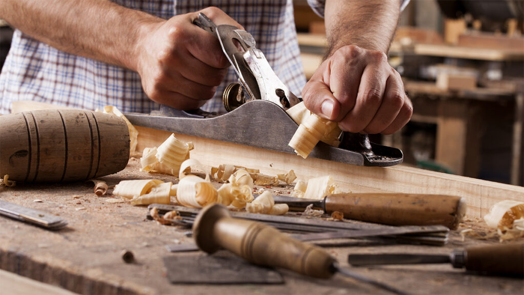 Atelier bois Wecandoo pour fabriquer un meuble, une planche à découper ou un objet déco en bois massif. Apprentissage de la menuiserie artisanale, du ponçage au montage, en passant par les finitions à l’huile naturelle.