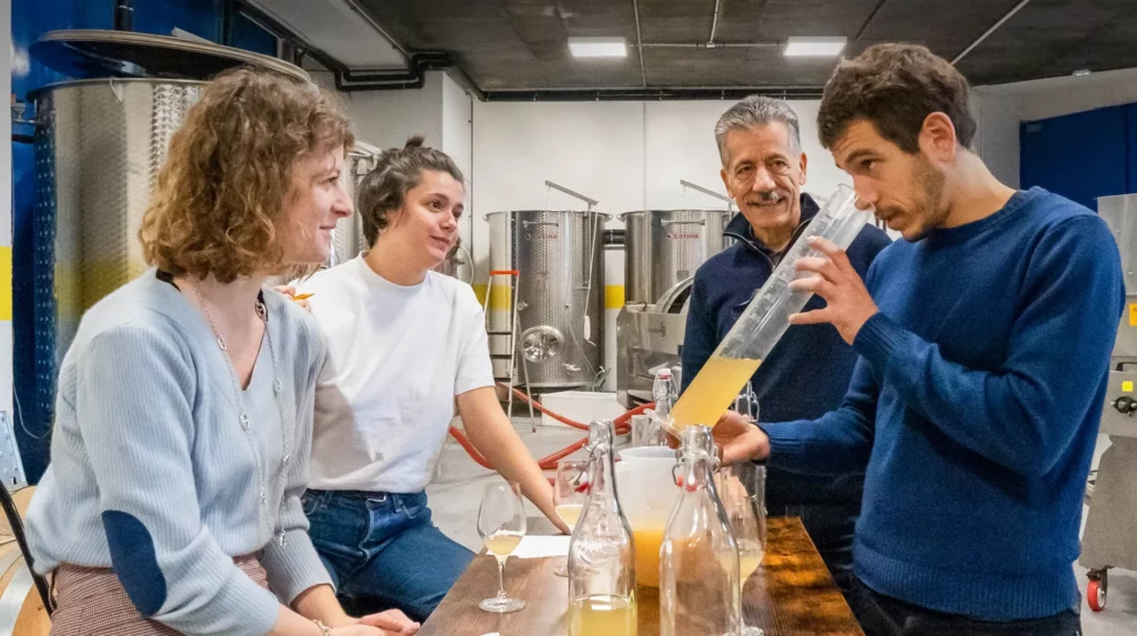 Atelier boisson Wecandoo pour brasser sa bière, créer son kombucha ou s’initier à la mixologie et à la dégustation de vins ou spiritueux. Activité artisanale et conviviale autour des savoir-faire liquides.