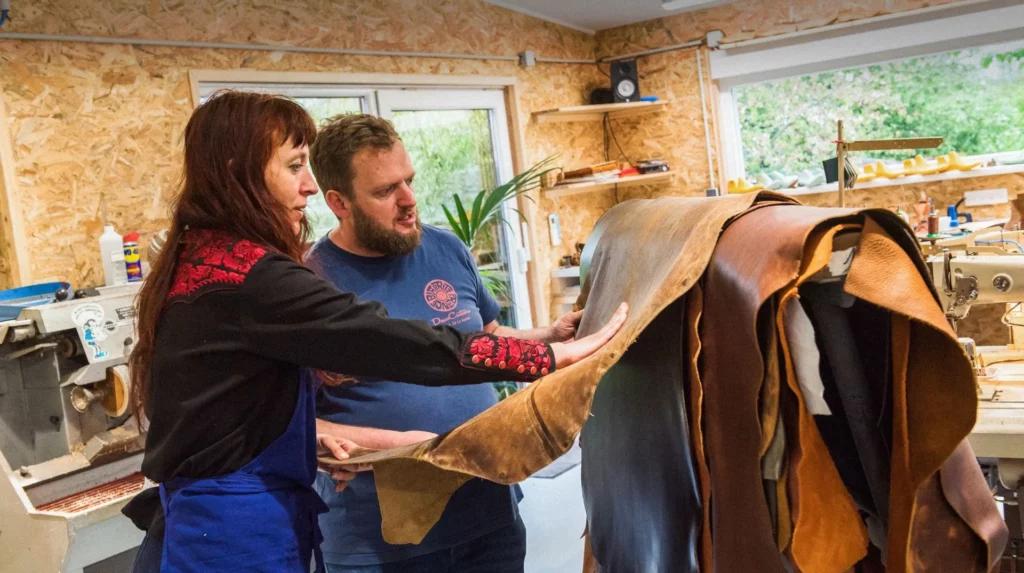 Atelier cuir Wecandoo pour créer un porte-cartes, une ceinture ou un sac en cuir végétal tanné en France. Activité artisanale en duo ou solo, guidée par un maroquinier professionnel dans son atelier.