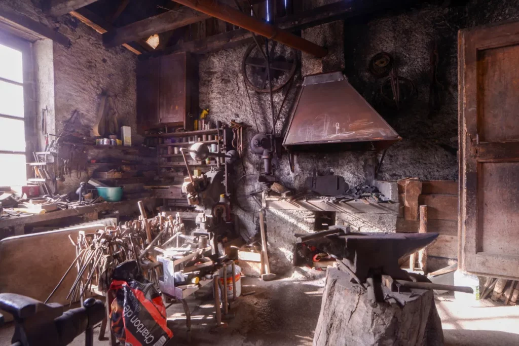 Atelier métal Wecandoo pour forger un couteau, découvrir la soudure ou créer un objet déco en acier. Activité artisanale spectaculaire et valorisante, encadrée par un forgeron ou un métallier passionné.
