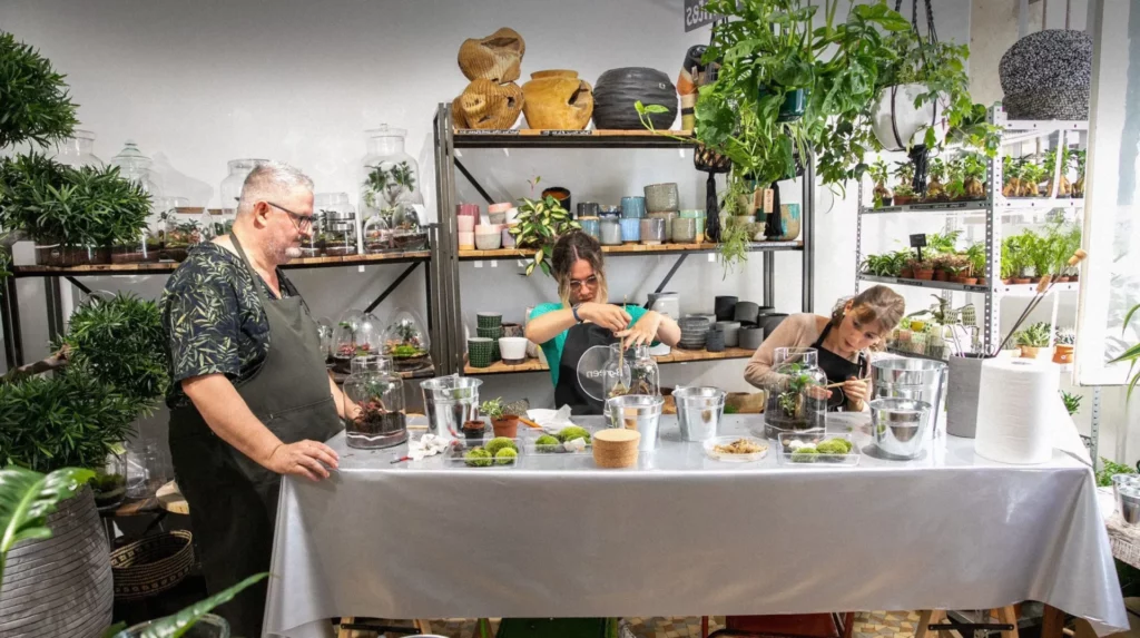 Atelier nature Wecandoo pour créer un terrarium, une couronne de fleurs séchées ou un kokedama. Activité végétale relaxante pour se reconnecter à la nature et apprendre à composer avec les plantes.