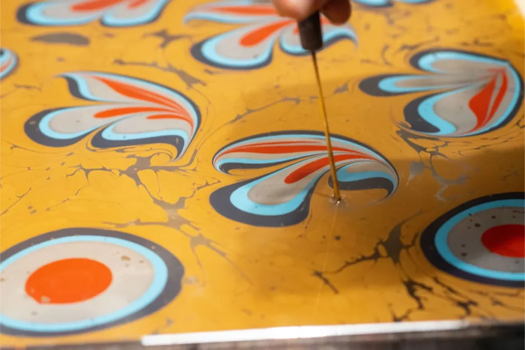 Atelier papier Wecandoo autour de la typographie, de la linogravure, du carnet relié main ou de la sérigraphie artisanale. Activité manuelle créative parfaite pour les amateurs de beaux papiers et d’impression artisanale.
