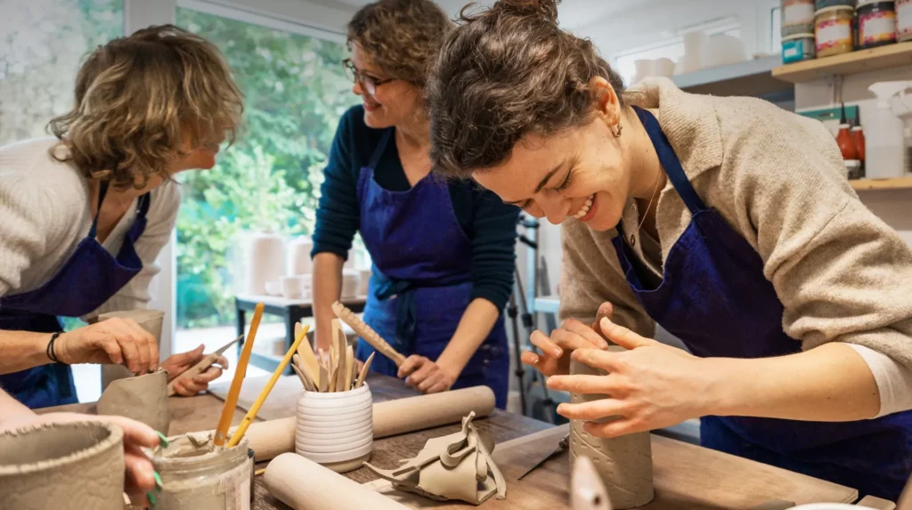 Atelier poterie et céramique Wecandoo avec tour de potier, modelage à la main, émaillage et créations artisanales à Paris, Lyon, Marseille ou Bordeaux. Activité créative idéale pour débutants, passionnés de terre cuite ou amateurs de vaisselle faite main.