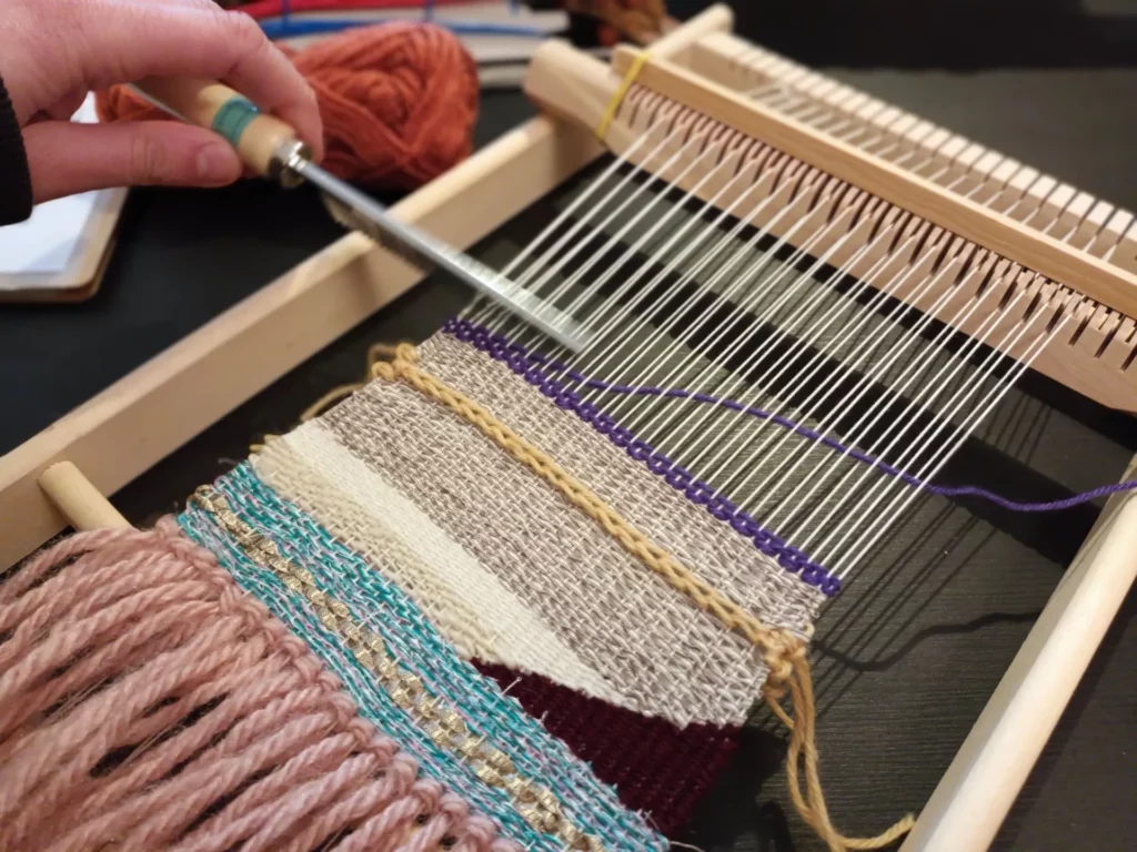 Atelier textile Wecandoo avec tissage mural, teinture végétale, couture débutant et broderie à la main. Activité créative et douce autour du fil et des savoir-faire ancestraux, accessible aux enfants comme aux adultes.