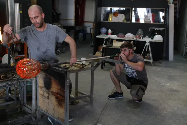 Atelier verre Wecandoo pour s’initier au soufflage de verre, au fusing ou à la gravure sur verre. Activité artistique impressionnante avec des artisans verriers, idéale pour créer un objet décoratif lumineux et unique.