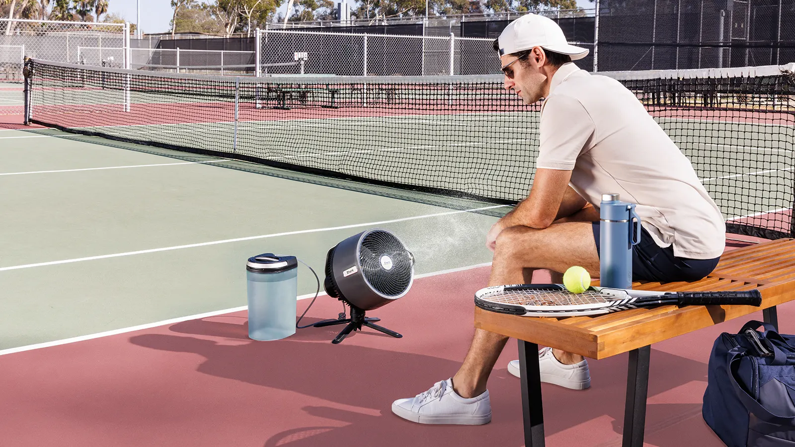 Zoom sur la télécommande et les boutons de contrôle du ventilateur brumisateur Shark FlexBreeze ProMist