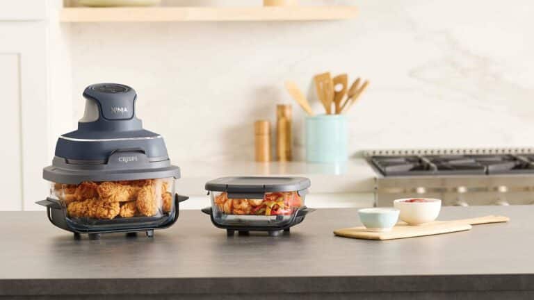 Le Ninja Crispi 4-en-1 est un appareil électroménager portable qui permet de frire sans huile, rôtir, maintenir au chaud et réchauffer les plats tout en leur redonnant un aspect croustillant. Très attendu en France, ce modèle déjà plébiscité au Canada et aux États-Unis séduit par sa technologie performante, son format compact et ses usages multiples. Dans cet article, je vous partage mon avis honnête après l’avoir testé : points forts, limites, conseils pour bien l’acheter depuis la France, et toutes les réponses aux questions fréquentes. Un guide complet à lire avant de craquer pour ce nouvel indispensable culinaire signé Ninja.