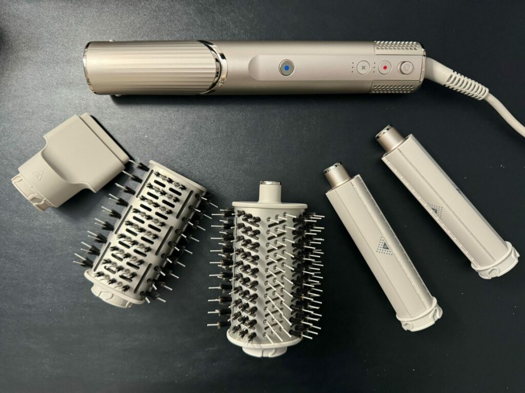 Résultat coiffure fait avec le Shark FlexStyle, avec cheveux brillants et bien structurés.