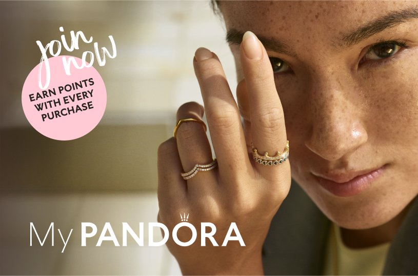 : Illustration du site officiel Pandora avec mise en avant du programme MyPandora, une astuce simple et officielle pour obtenir un code promo Pandora de -10 pourcent et accéder à des avantages fidélité sur les bijoux, charms et bracelets de la marque