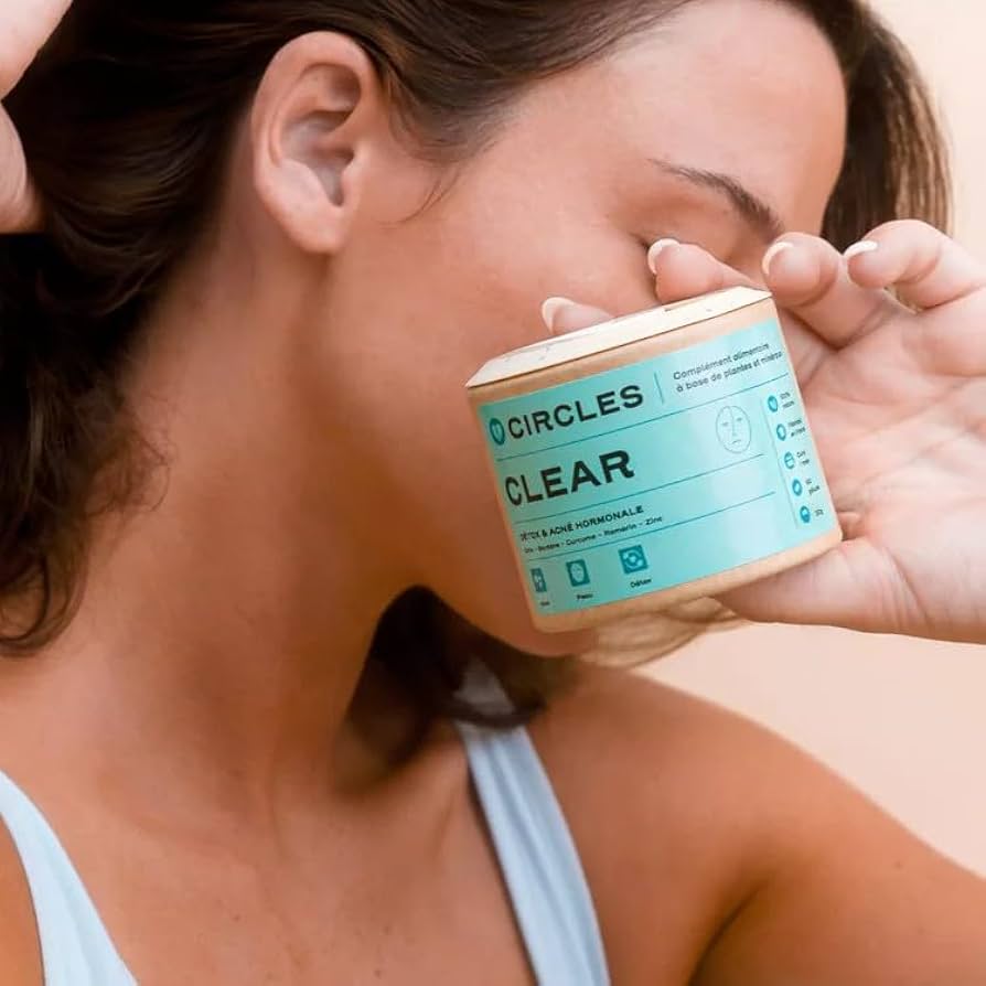 Cure Balance de la marque Circles posée sur une table en bois, complément alimentaire destiné aux femmes pour réguler le cycle hormonal naturellement, avec une formule à base de rhodiola, valériane, magnolia, cure fabriquée en France et végétale