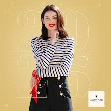 Femme portant un pull en laine mérinos de Gauvain Paris dans un décor naturel minimaliste, illustrant un look sobre, élégant et durable avec une pièce intemporelle en matière naturelle, typique de l’univers soigné de la marque française.